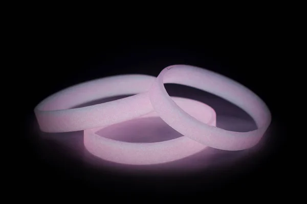 Цветной латексный светящийся браслет — стоковое фото