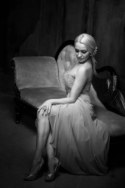 Sexy Blonde Woman Long Dress Sitting Couch Black White Retro — Stock Photo, Image