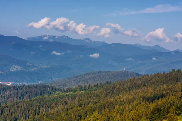 Karpatlar dağ manzarası güzel bir gün içinde. Vahşi bakire Ukraynalı doğa güzelliği. Sükunet.