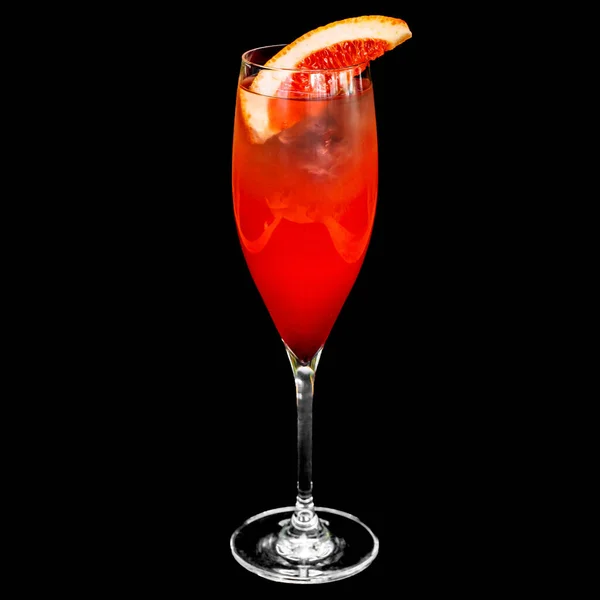 Coctail Alcool Frais Avec Des Fruits Sur Fond Noir — Photo