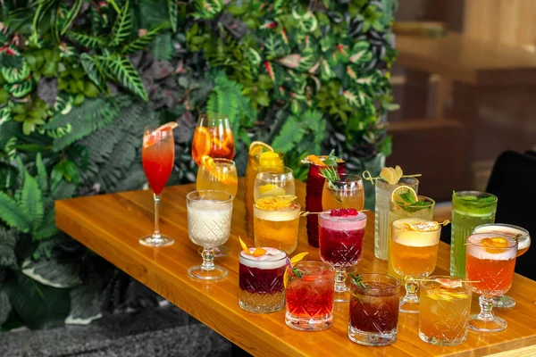 Set Alkoholischer Mehrfarbiger Cocktails Mit Früchten Auf Dem Holztisch — Stockfoto
