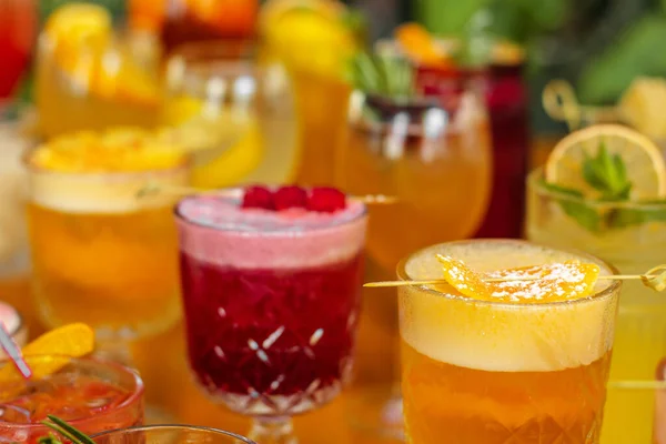 Set Cócteles Alcohólicos Multicolores Con Frutas Mesa Madera — Foto de Stock