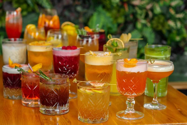 Set Alkoholischer Mehrfarbiger Cocktails Mit Früchten Auf Dem Holztisch — Stockfoto