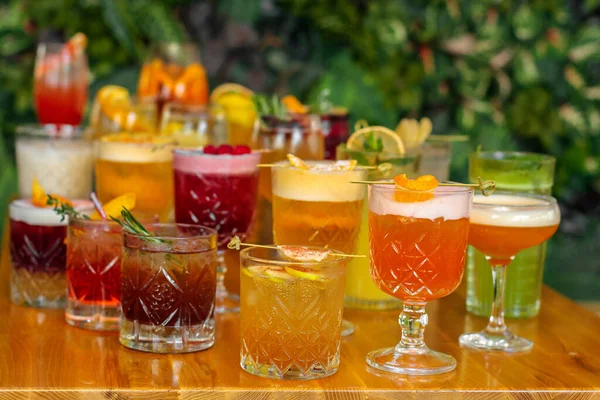 Ensemble Cocktails Alcooliques Multicolores Aux Fruits Sur Table Bois — Photo