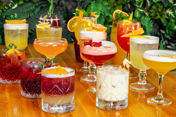 Conjunto Coquetéis Alcoólicos Multicoloridos Com Frutas Mesa Madeira — Fotografia de Stock