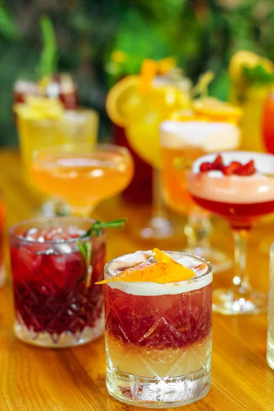 Ensemble Cocktails Alcooliques Multicolores Aux Fruits Sur Table Bois — Photo