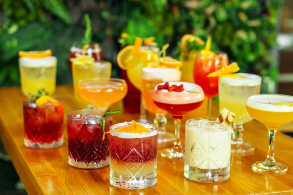 Ensemble Cocktails Alcooliques Multicolores Aux Fruits Sur Table Bois — Photo