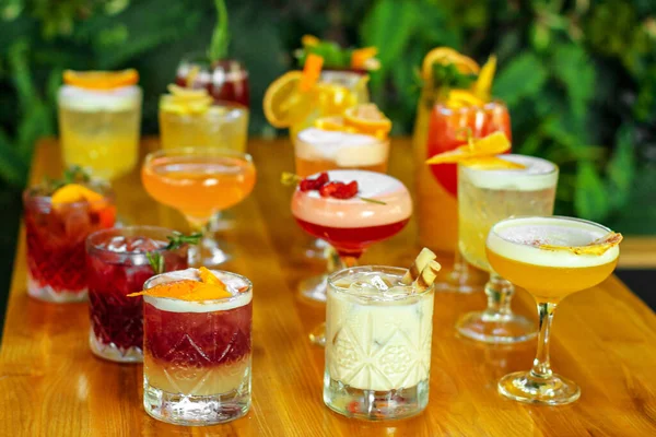 Ensemble Cocktails Alcooliques Multicolores Aux Fruits Sur Table Bois — Photo