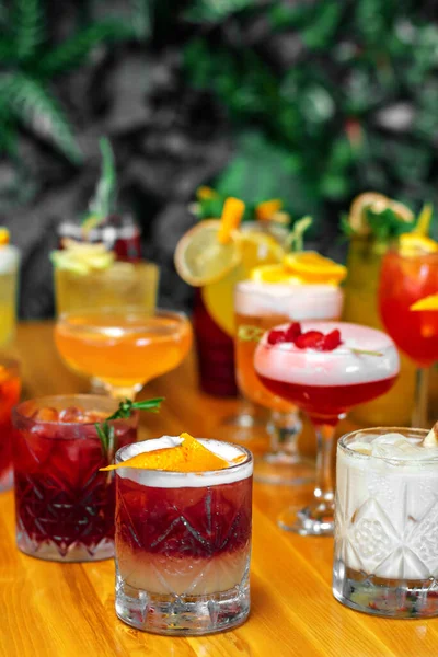 Ensemble Cocktails Alcooliques Multicolores Aux Fruits Sur Table Bois — Photo