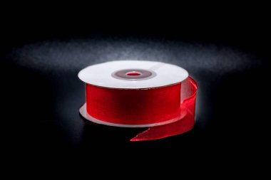 Beyaz zemin üzerine 2018 izole hediye şerit bobin