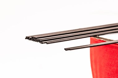 Çubukları, otomatik bir kalem üzerinde beyaz arka plan yakın çekim için