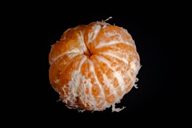 Bir arka plan siyah yakın çekim 2018 üzerinde yarısı soyulmuş mandarin