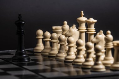 Plastik Satranç portre siyah bir arka plan. Bir oyun