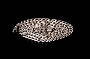 Bir gümüş zincir üzerinde çapraz gümüş ortodoks çevrelerde yerleştirilmiştir