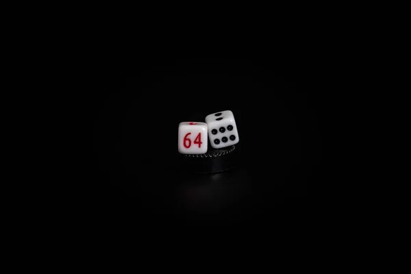 Herní kostky zblízka na černém pozadí. Hra — Stock fotografie