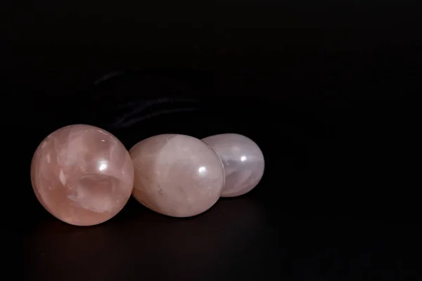 Tres bolas vaginales de piedra sobre un fondo negro — Foto de Stock