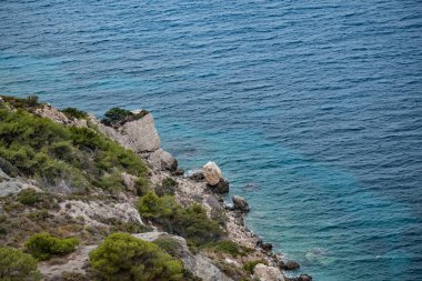 Dağlar ve ormanlar 2018 arka planda taş deniz kıyısı