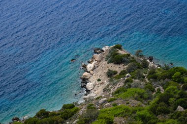 Dağlar ve ormanlar 2018 arka planda taş deniz kıyısı