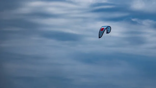 Yamaçparaşütü kanat gökyüzü ve bulutlar 2018 karşı