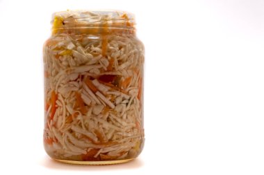 Lahana ve cam 2018 beyaz bir arka plan üzerinde kırmızı kırmızı biber salatası