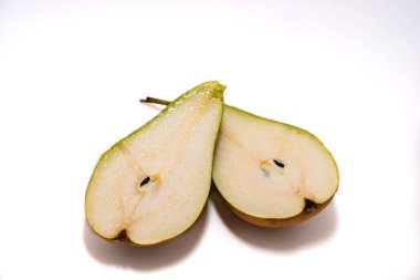 Beyaz bir arka plan üzerinde 2018 iki parçaya armut