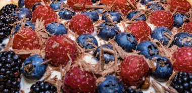 Meyve kek çilek ve kendi elleriyle 2018 ile tanımlama