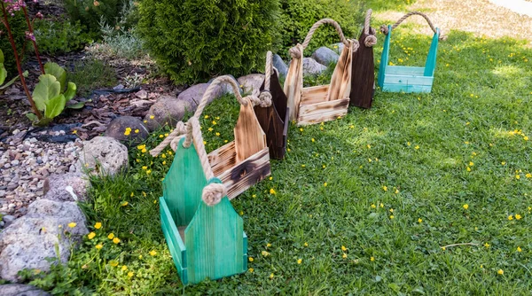 Cajones hechos en casa con asas de cuerda contra el telón de fondo de la naturaleza — Foto de Stock