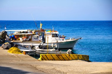 Rodos Adası iskelede balıkçı tekneleri