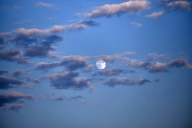 Akşam gökyüzünde ay ve bulutlar