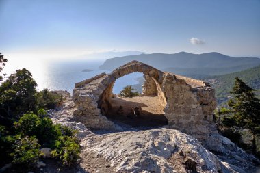 Monolithos bir şatoda dağ Tapınak