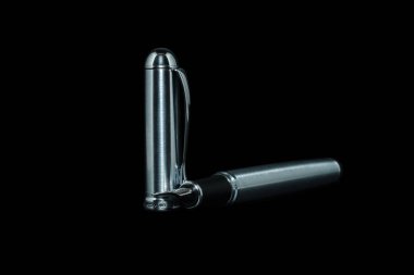 Siyah bir arka plan 2019 gümüş kap ile dolma kalem