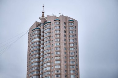 Yüksek katlı bina kış 2019 bulutlu bir günde Doğum