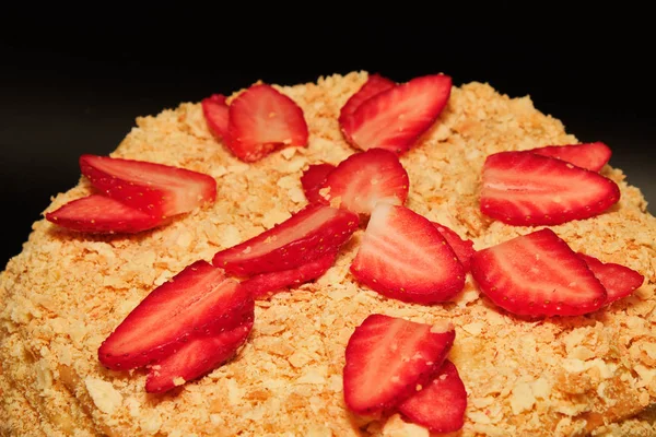 Schichtkuchen Napoleon mit Erdbeeren selbst machen — Stockfoto