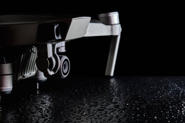 Quadcopter Mavic kapatın su damlacıkları arka plan karşı