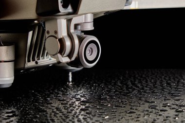 Quadcopter Mavic kapatın su damlacıkları arka plan karşı