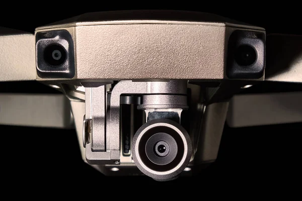 Quadcopter Mavic yakın bir siyah arka plan üzerine