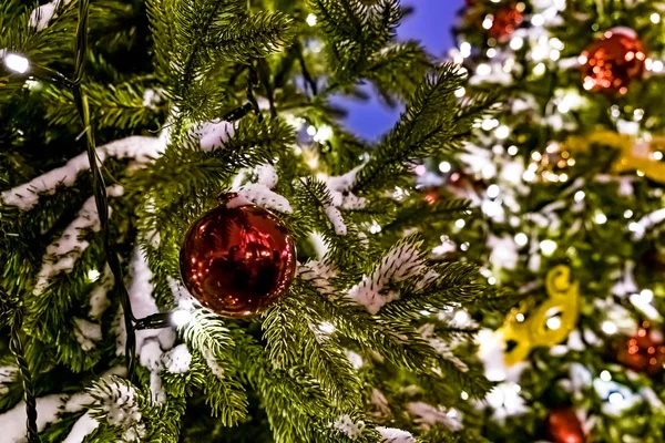 Épinette dans les décorations et la neige la nuit à l'extérieur — Photo