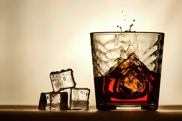 Kostky ledu vedle sklenice whiskey Stock Fotografie