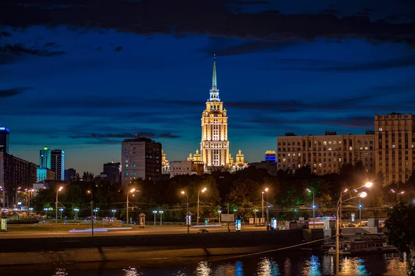 모스크바의 호텔 우크라이나에서 밤에 조명 — 스톡 사진