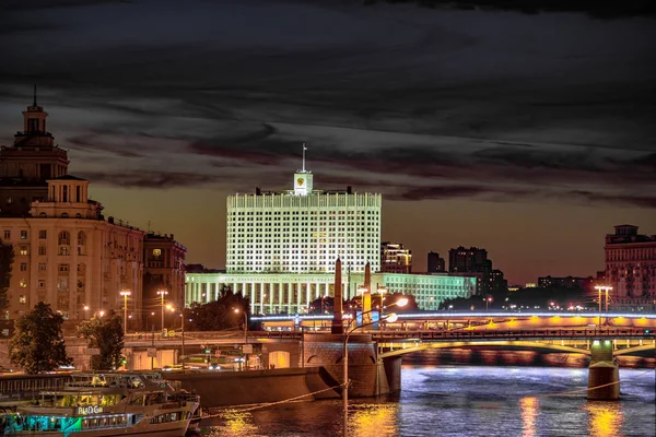 밤에 모스크바에서 러시아 정부 청사 — 스톡 사진