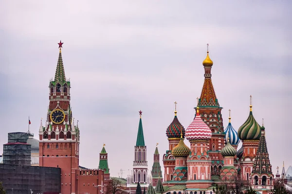 모스크바의 크렘린 과 성 바실리 대성당 — 스톡 사진