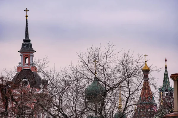모스크바에서 성전을 가로지르는 많은 십자가 — 스톡 사진