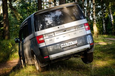 Akşamları sonbahar ormanında off-road minivan