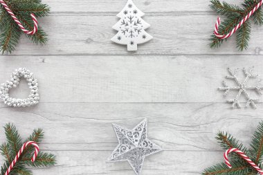 Köknar ağacı twigs, şekerler, beyaz yıldız, Noel ağacı, Noel dekorasyonu ve çan ahşap üzerine dışarı bir kalp ile Noel arka plan.  