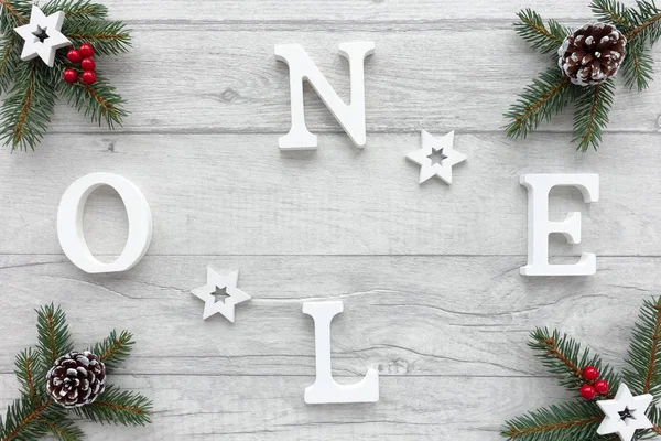 Ahşap Arka Plan Üzerinde Beyaz Tahta Harflerle Yazılmış Noel Köknar — Stok fotoğraf