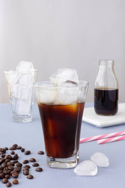 Arka planda mermer bir gemide gözlük ve bir şişe buz kahve içme, kahve ve buz buz bileşimi. 