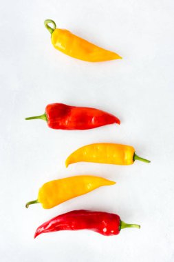 Sarı ve kırmızı Romano biber kopya alanı ışık gri dokulu ve desenli zemin üzerine.