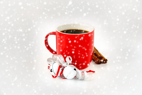 Roter Becher Mit Schwarzem Kaffee Gefüllt Und Mit Weißen Glöckchen — Stockfoto