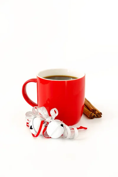 Roter Becher Mit Schwarzem Kaffee Gefüllt Und Mit Weißen Glöckchen — Stockfoto