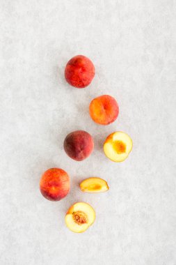 Kompozisyon tüm ve kesme Amber Blush şeftali gri desenli ve dokulu arka plan. Üstten görünüm.